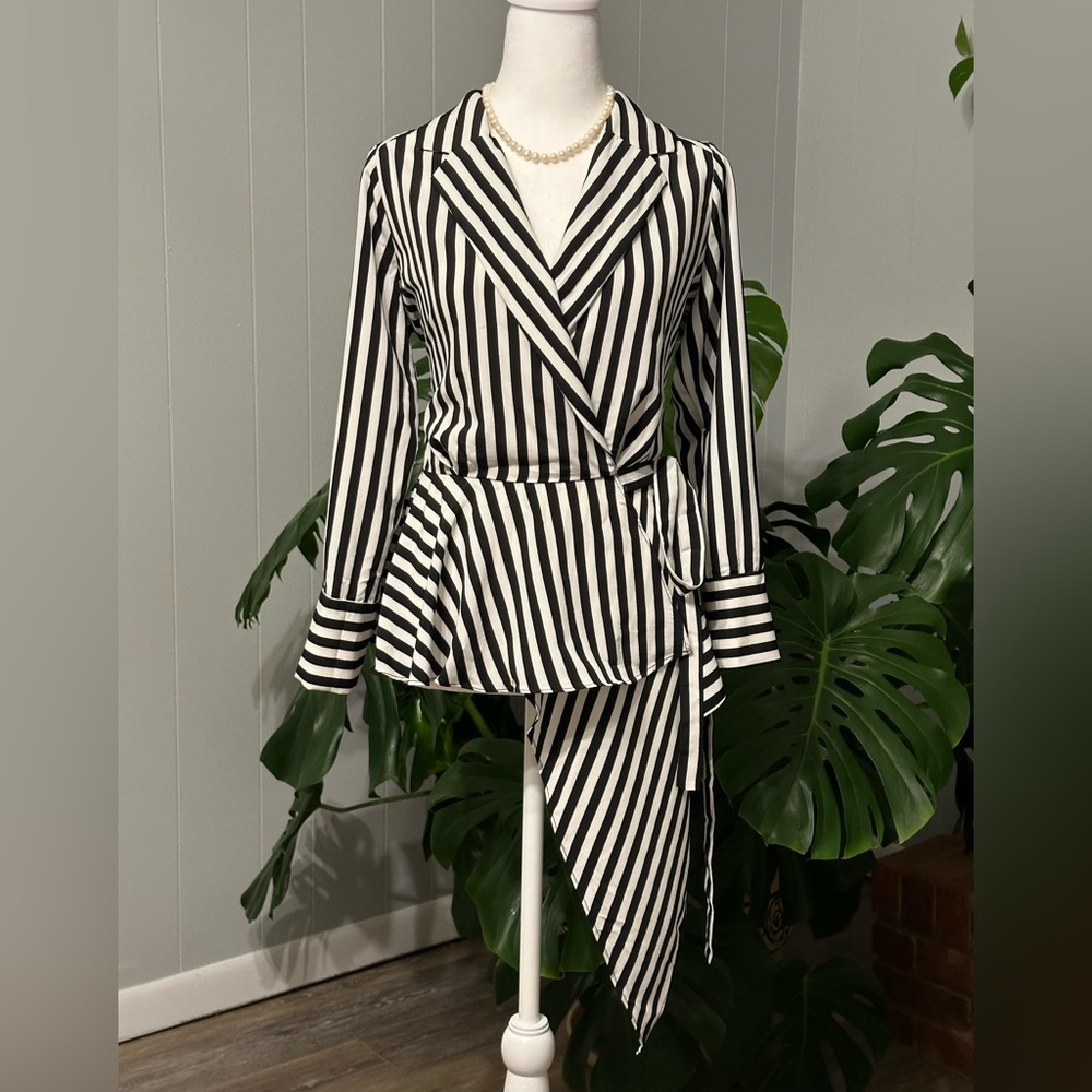 🛍️ Leo & Viola black and white striped unique wrap shirt excellent condition. - Picture 4 of 10